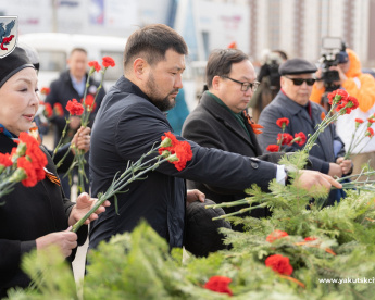 В Якутске возложили цветы к стеле Победы в память о воинах-якутянах