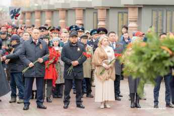 В Якутске возложили цветы к мемориальному комплексу «Солдат Туймаады»